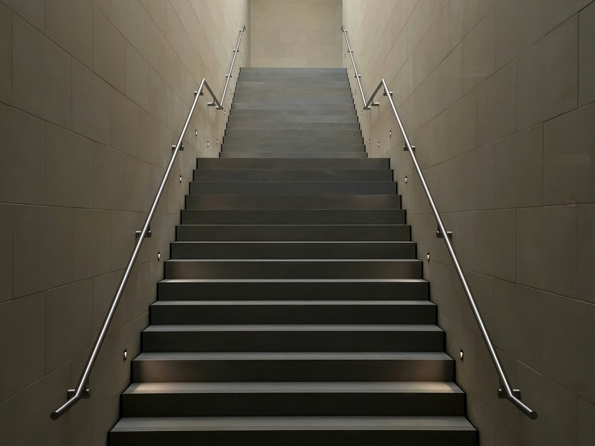 Escalera de un edificio con pasamanos