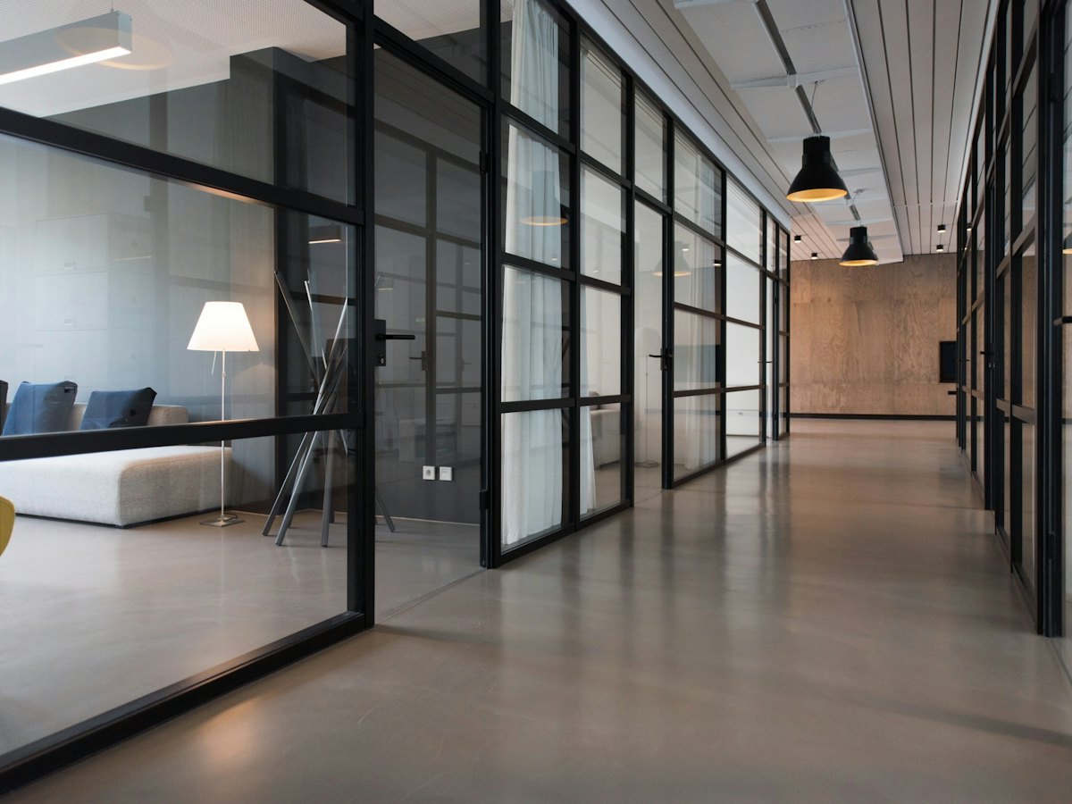 Pasillo de unas oficinas con mamparas de cristal
