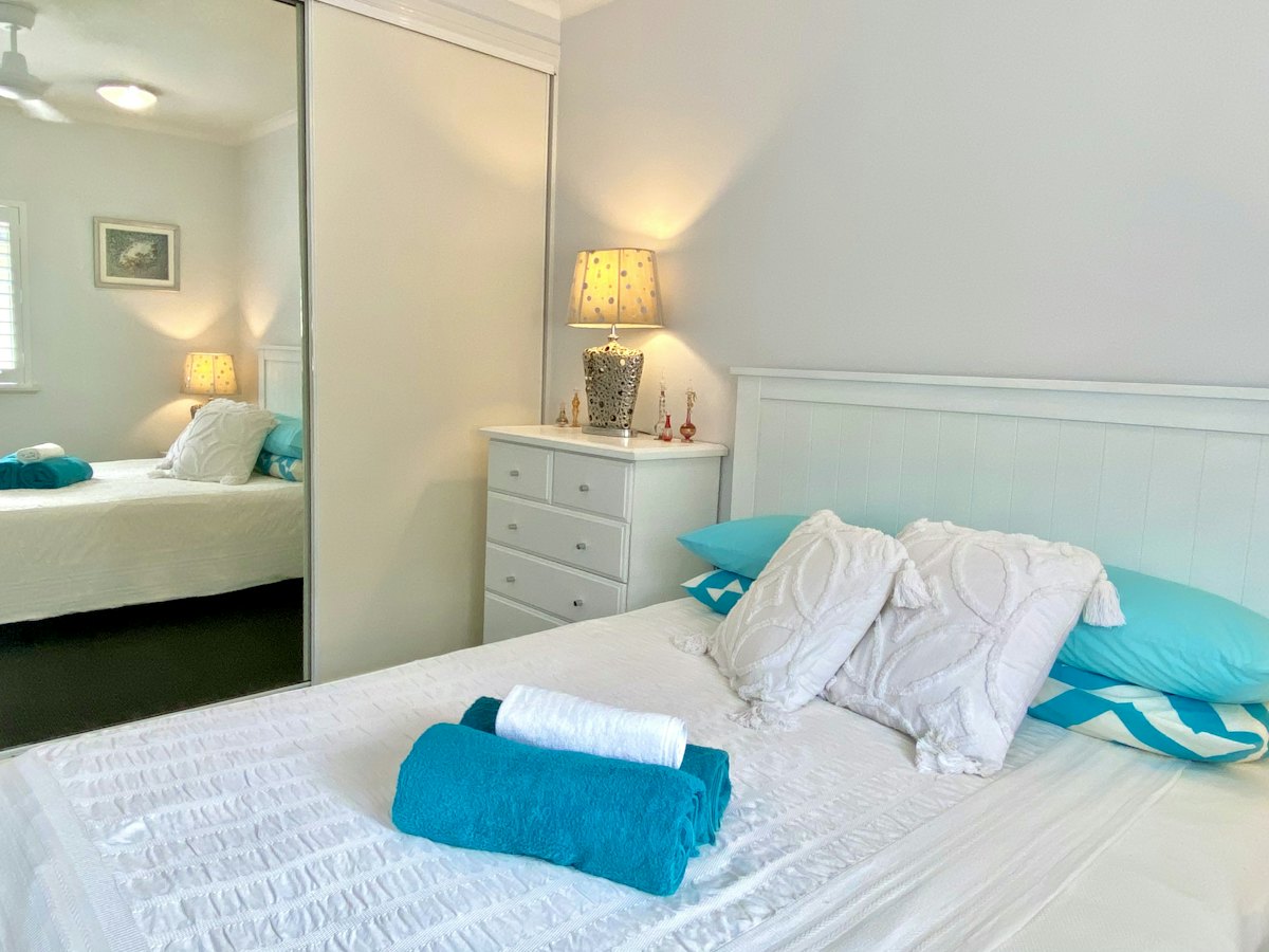 Dormitorio preparado con toallas sobre la cama